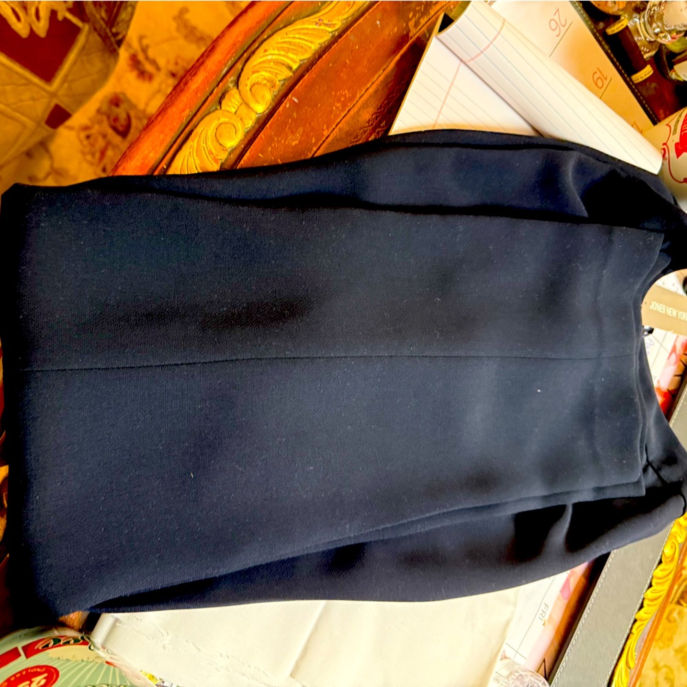 Size 6, navy blue crêpe Jones of New York pants very elegant